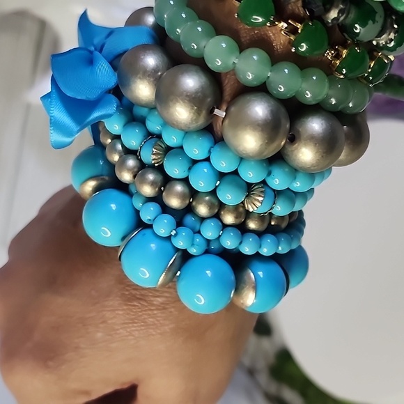 Set of 7 Acrylic Aqua Blue and Brushed Gold Stretch Bracelets - Picture 4 of 5